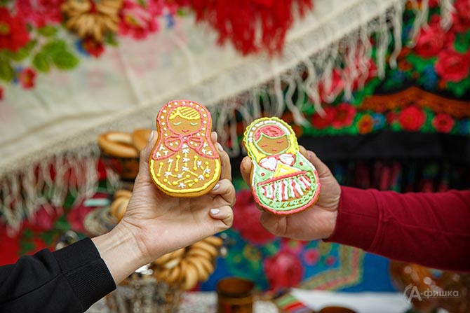 На акции «Арт-весна» гости праздника расписывали пряники-матрешки