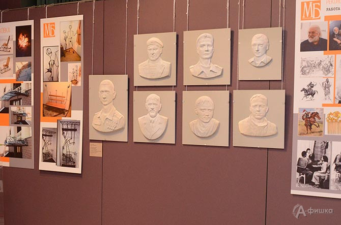 Максим Баранов. Барельефы бойцов СВО: Аркадий Соколов, Иван Немыкин, Руслан Анбулатов, Максим Соснин, Герой России Антон Копейкин, Владислав Заманов, Николай Исаев, 2024&ndash;2025&nbsp;гг. , гипс тонированный