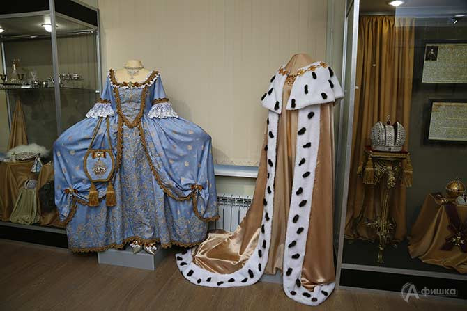 Фрагмент экспозиции выставки «Царская мода» Марины Высоцкой в Белгороде