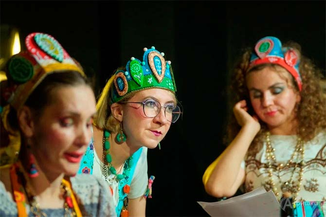 Актрисы &laquo;Спички&raquo; органично вжились в образы пожилых участниц ансамбля &laquo;Наитие&raquo;