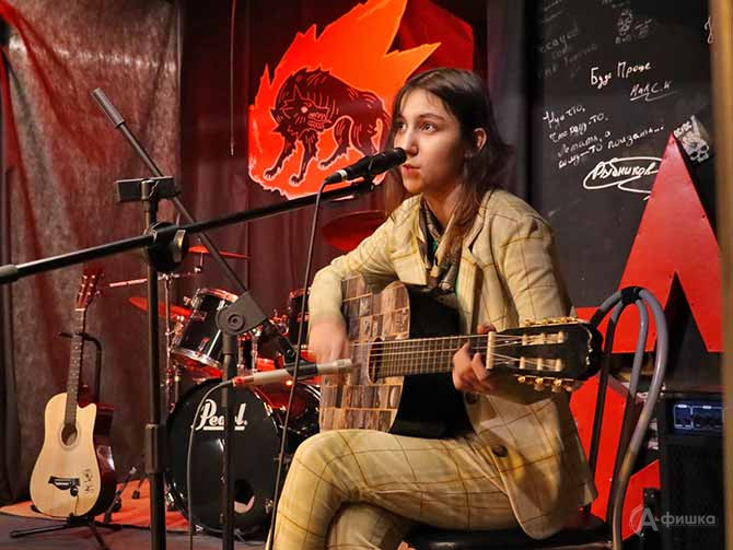 Юная актриса театра Арминэ Малыхина спела &laquo;Охоту на лисицу&raquo;