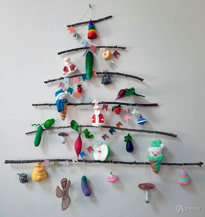 Ёлка, украшенная новогодними игрушками, созданными сотрудниками ГБУК &laquo;БГМНК&raquo; в рамках обучения по созданию игрушки из ваты