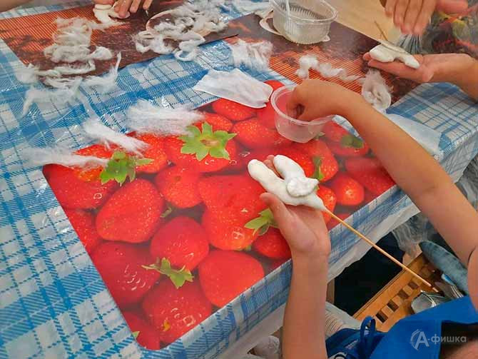 Рождается ватная игрушка на мастер-классе &laquo;Ватные причуды&raquo;