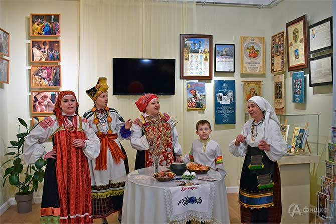Фольклорный ансамбль &laquo;Ладовицы&raquo; подарил собравшимся пасхальную песню и показал традиционный способ окрашивания яиц