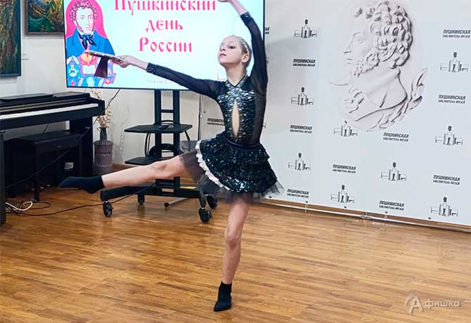 Солистка ансамбля «Сувенир» Марина Коровина исполняет танец «Свет мой зеркальце» Солистка ансамбля «Сувенир» Марина Коровина исполняет танец «Свет мой зеркальце»