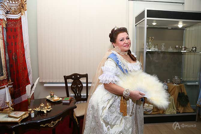 Марина Высоцкая в образе императрицы Екатерины Великой на открытии выставки «Царская мода»