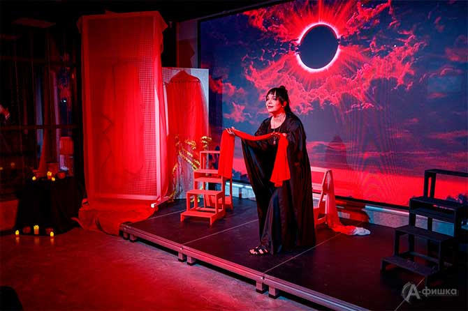 Моноспектакль &laquo;Последняя ночь Медеи&raquo; в исполнении Екатерины Колченко, актрисы БГАДТ имени М. С. Щепкина.