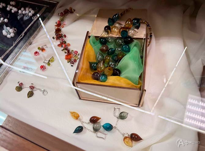 В музее на родной культуры работает выставка белгородского мастера Анастасии Галкиной &laquo;Муранские грёзы&raquo;