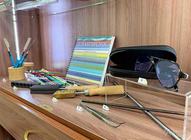 В витринах рядом с авторскими украшениями представлены и инструменты, с помощью которых рождается эта магия