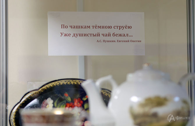 Фрагмент экспозиции выставки «НеобыЧАЙные истории»