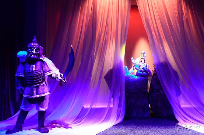 Сцена из патриотческого спектакля &laquo;Озарённый первым салютом&raquo; в Белгородском театре кукол