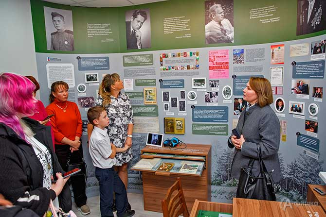 Первая экскурсия на открытии музейной комнаты &laquo;Кабинет писателя Шаповалова&raquo;