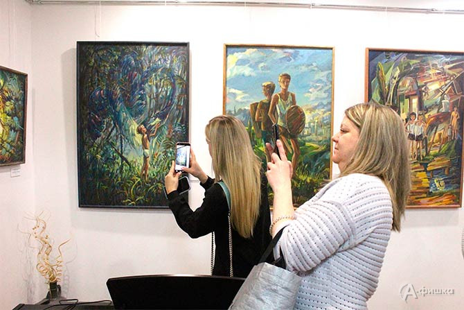 Первые посетители выставки Елизаветы Тарасовны Планиды &laquo;Полёт сквозь время и пространство&raquo;.