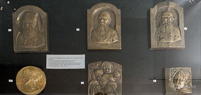 Фрагмент экспозиции выставки «Люди в истории и искусстве» Дмитрия Горина