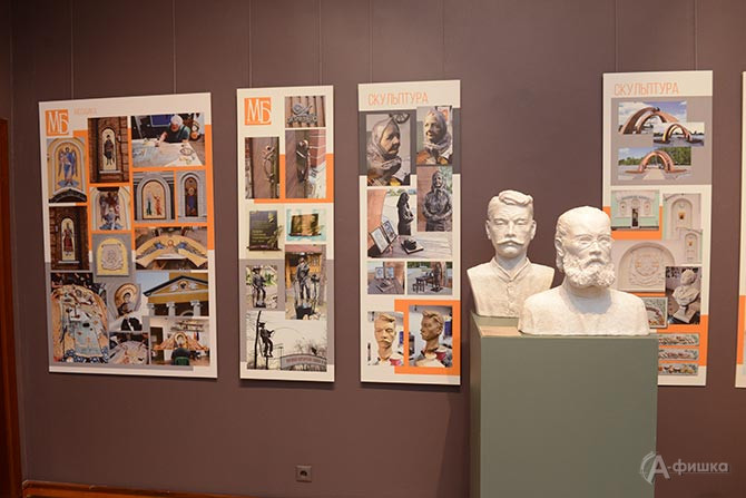 Максим Баранов. Портрет святителя Никодима,  2020 г.,  гипс тонированный. Портрет казака, 2022 г., гипс тонированный. На заднем плане фотопланшеты работ скульптуры и мозаики.