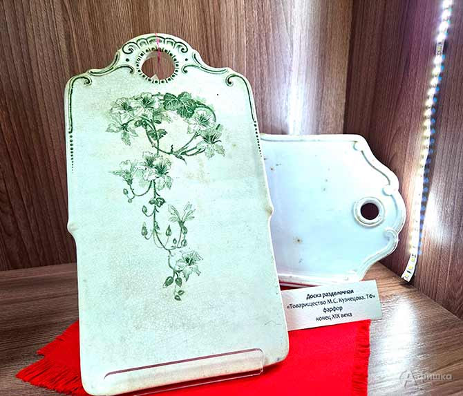 Доска разделочная &laquo;Товарищество М. С. Кузнецова. ТФ&raquo; (фарфор, конец XIX века)