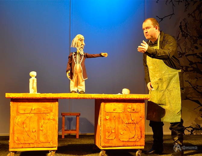 Сцена из читакля &laquo;Кукольных дел мастер&raquo; в Белгородском театре кукол