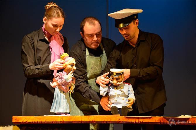 Сцена из читакля &laquo;Кукольных дел мастер&raquo; в Белгородском театре кукол