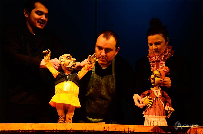 Сцена из читакля &laquo;Кукольных дел мастер&raquo; в Белгородском театре кукол