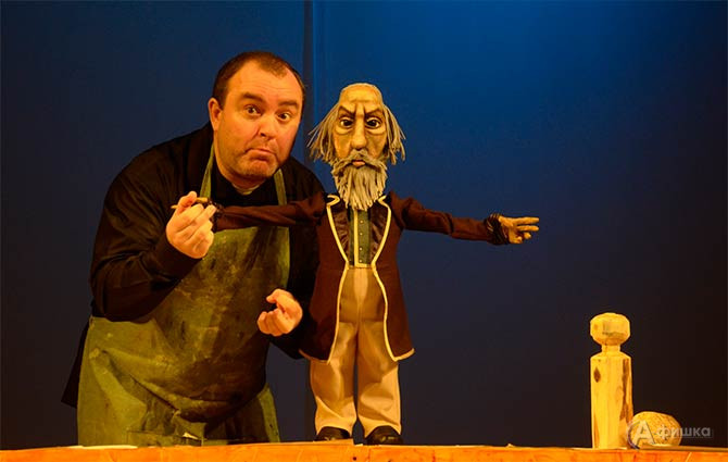 Сцена из читакля &laquo;Кукольных дел мастер&raquo; в Белгородском театре кукол (Павел Роднин в роли мастера)