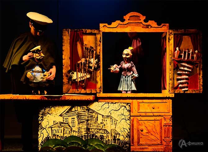 Сцена из читакля &laquo;Кукольных дел мастер&raquo; в Белгородском театре кукол
