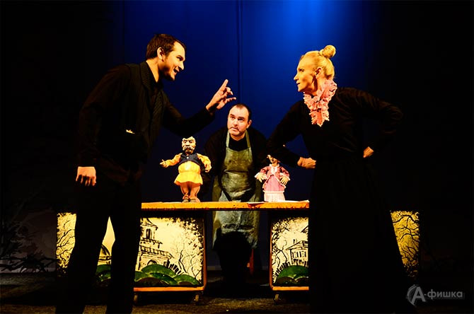 Сцена из читакля &laquo;Кукольных дел мастер&raquo; в Белгородском театре кукол