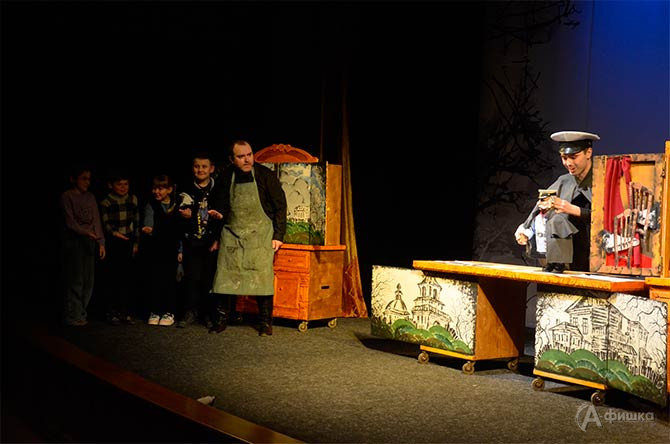 Сцена из читакля &laquo;Кукольных дел мастер&raquo; в Белгородском театре кукол