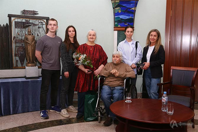 Семья скульптора Дмитрия Горина на открытии его персональной выставки в Белгородском художественном музее