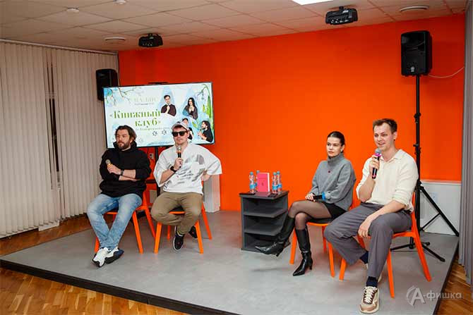 Обсуждение литературы может быть не только познавательным, но и веселым &mdash; это доказали участники стендап &mdash; книжного клуба