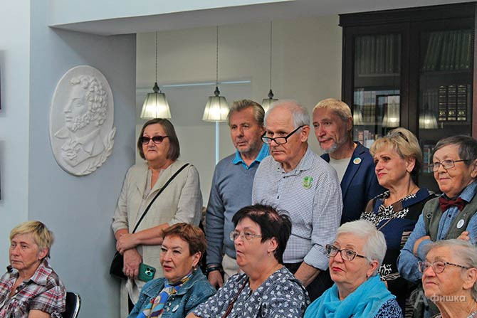 Краевед и коллекционер Анатолий Иванович Ткаченко с гостями вернисажа