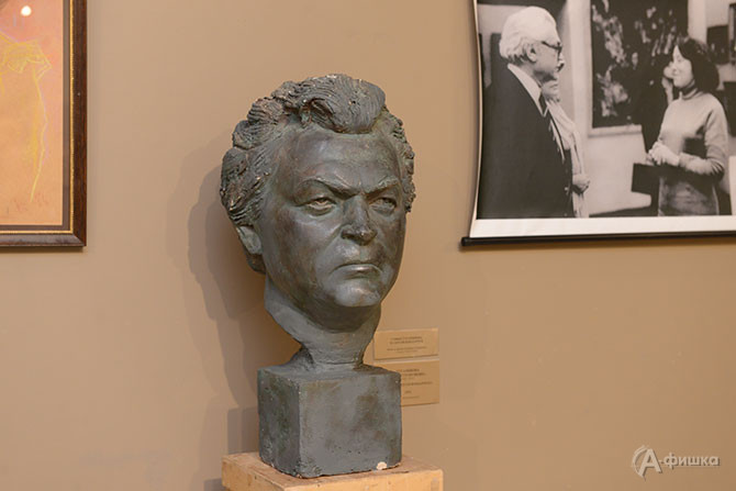 Тугаринова Софья Георгиевна. 1925&nbsp;&mdash; 2017. Портрет Сергея Бондарчука. 1979. Гипс тонированный. Фотопланшет. С.&nbsp;Г.&nbsp;Тугаринова с&nbsp;С.&nbsp;Бондарчуком и&nbsp;И. Скобцевой