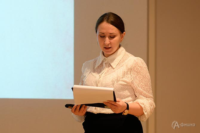 Ведущая вечера рассказывает о человеке и писателе В. М. Шаповалове