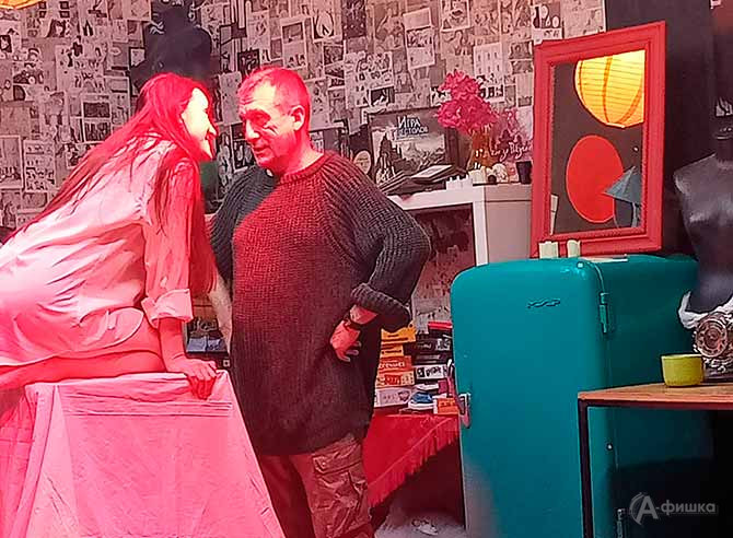 Сцена из&nbsp;спектакля &laquo;Весёлые истории&raquo; театра &laquo;Две обезьяны&raquo;