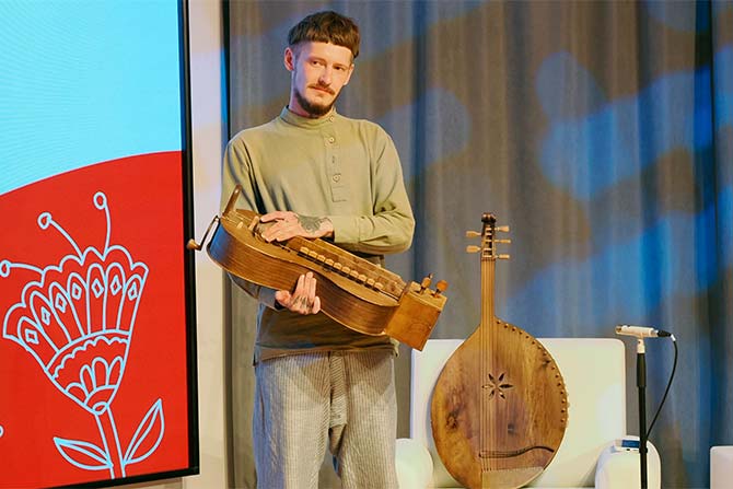 Виртуозный музыкант, мастер-реконструктор кобзарских инструментов Владимир Петренко