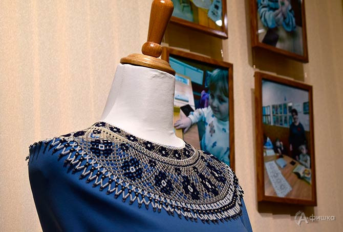 Изящные воротники обрамляют шею невесомым кружевом