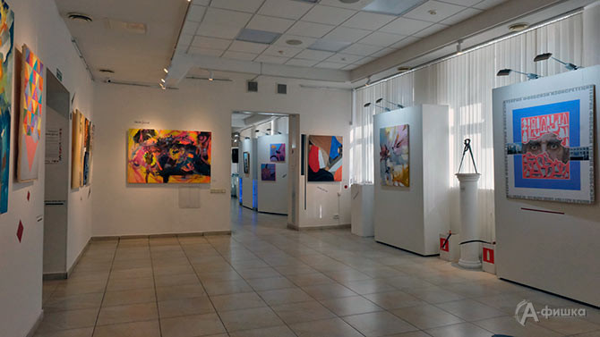 Фрагмент экспозиции выставки &laquo;Параллели 2025&raquo; в ВЗ &laquo;Родина&raquo;