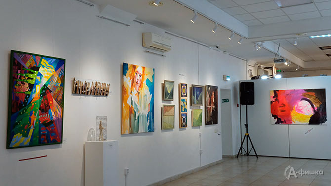 Фрагмент экспозиции выставки &laquo;Параллели 2025&raquo; в ВЗ &laquo;Родина&raquo;