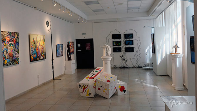 Фрагмент экспозиции выставки &laquo;Параллели 2025&raquo; в ВЗ &laquo;Родина&raquo;