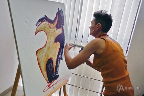 Живописный перфоманс Анжелики Астаховой на открытии выставки в «Родине»