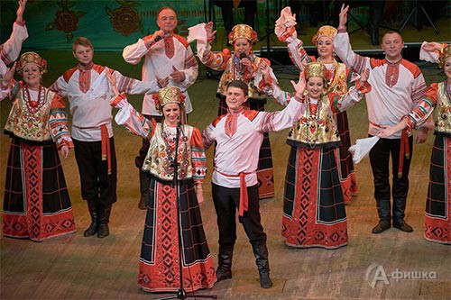 На сцене Большого зала Белгородской филармонии ансамбль песни и танца «Белогорье»