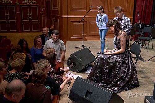 Автографы на память белгородским слушателям концертной программы Алёны Биккуловой