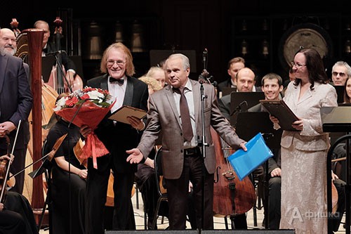 Иван Григорьевич Трунов поздравляет композитора и певца Николая Бирюкова с юбилеем