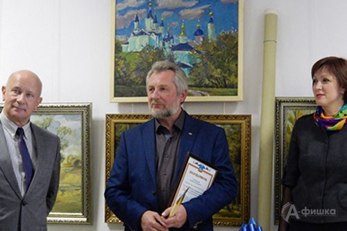 Живописец Юрий Чернышёв (в центре) на открытии персональной выставки «Размышляя, чувствуя, любя» в «Родине»