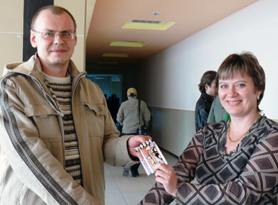 Дмитрий - призёр конкурса в «А-фишке» перед концертом группы «Разные люди» в Белгороде получил пригласительный билет из рук журналиста журнала 