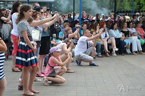 Живое кольцо зрителей концерта к Дню России в парке Победы