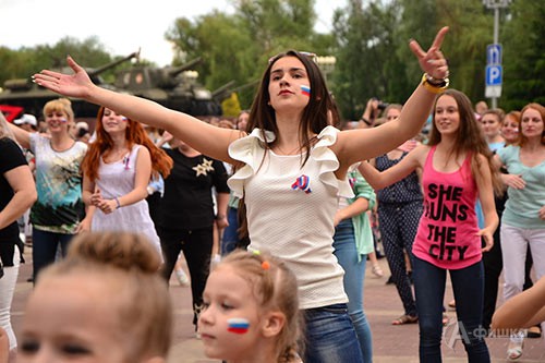 Взрослые и дети на празднике Дня России украсили лица символикой праздника