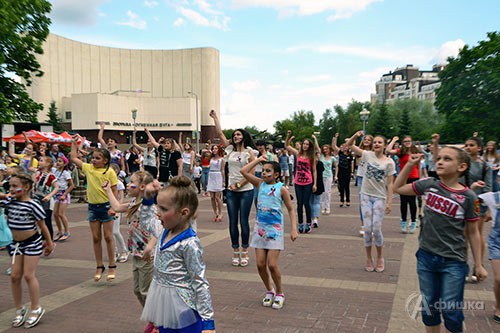 Танцевальный флеш-моб у музея-диорамы ко Дню России