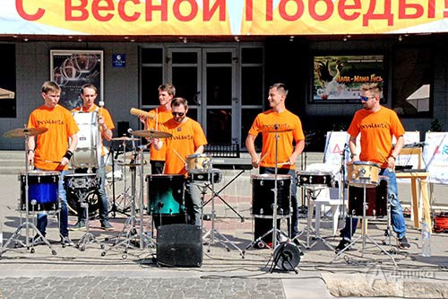 Концертную программу фестиваля открыло  шоу энергичных барабанщиков Drumania