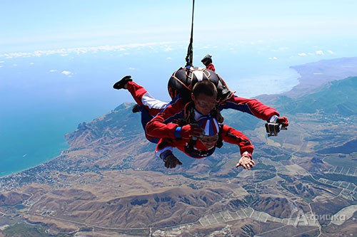 Мария Колтакова на горе Клементьева совершила прыжок с парашютом в тандеме с высоты 4200 метров