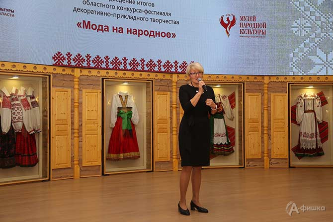 Заместитель министра культуры Белгородской области С.М. Горбатовская поздравляет победителей и призёров фестиваля-конкурса «Мода на народное»
